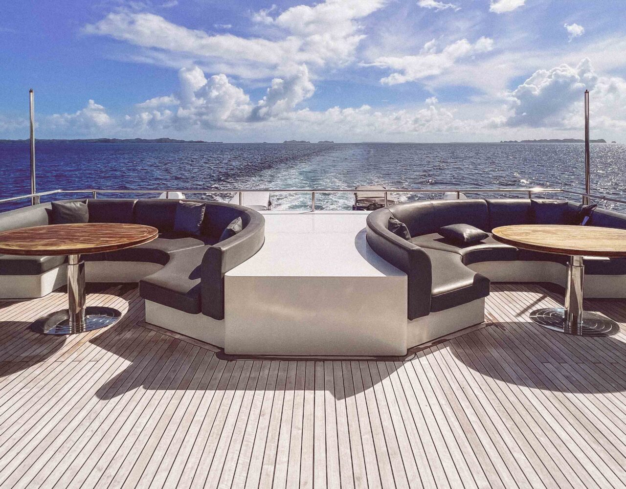 Black Pearl Explorer-Upper deck-2200